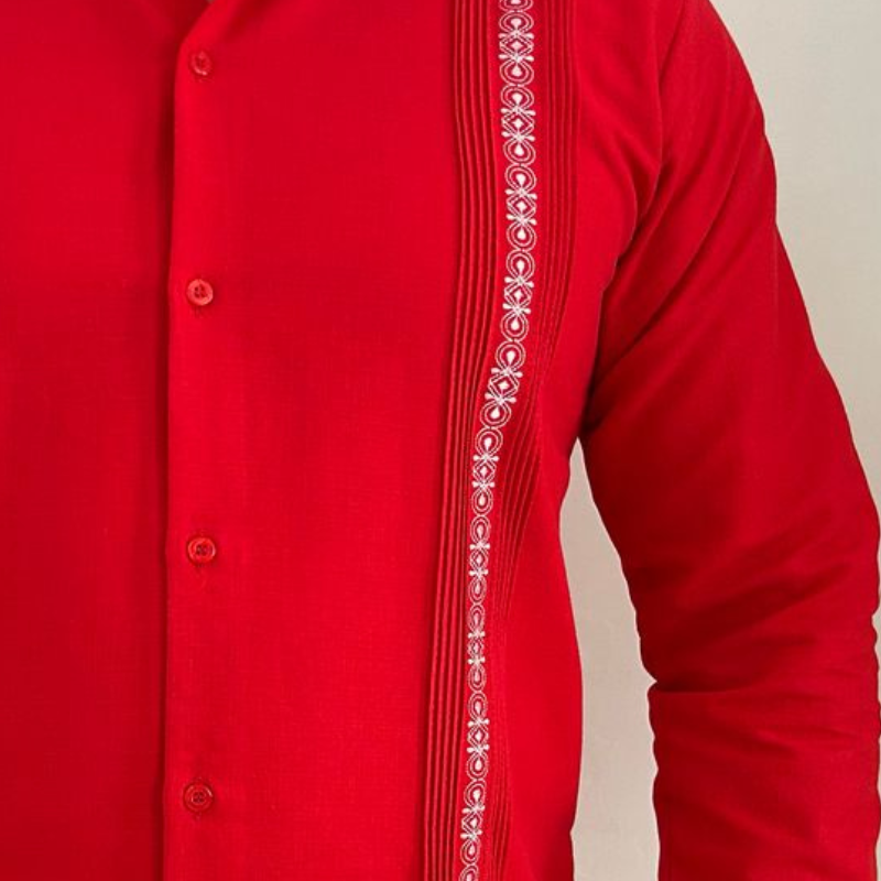 Guayabera roja elegante hecha a mano, ideal para eventos tropicales y formales.