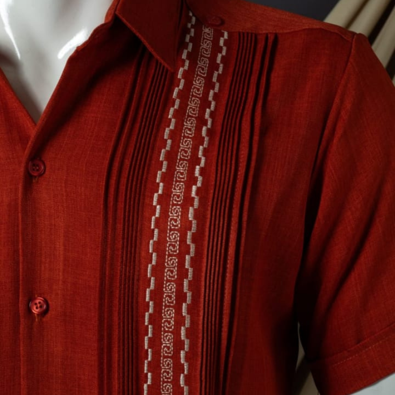 Guayabera roja elegante y fresca hecha a mano en Yucatán