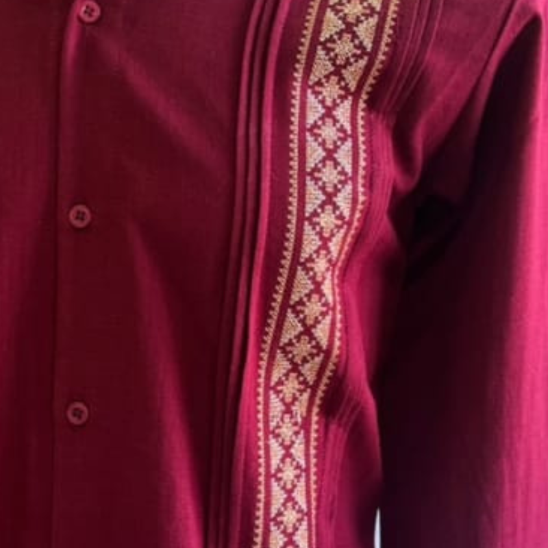 Guayabera rojo vino elegante artesanal, ideal para eventos tropicales.