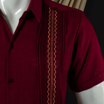Guayabera rojo vino elegante y fresca hecha a mano en Yucatán