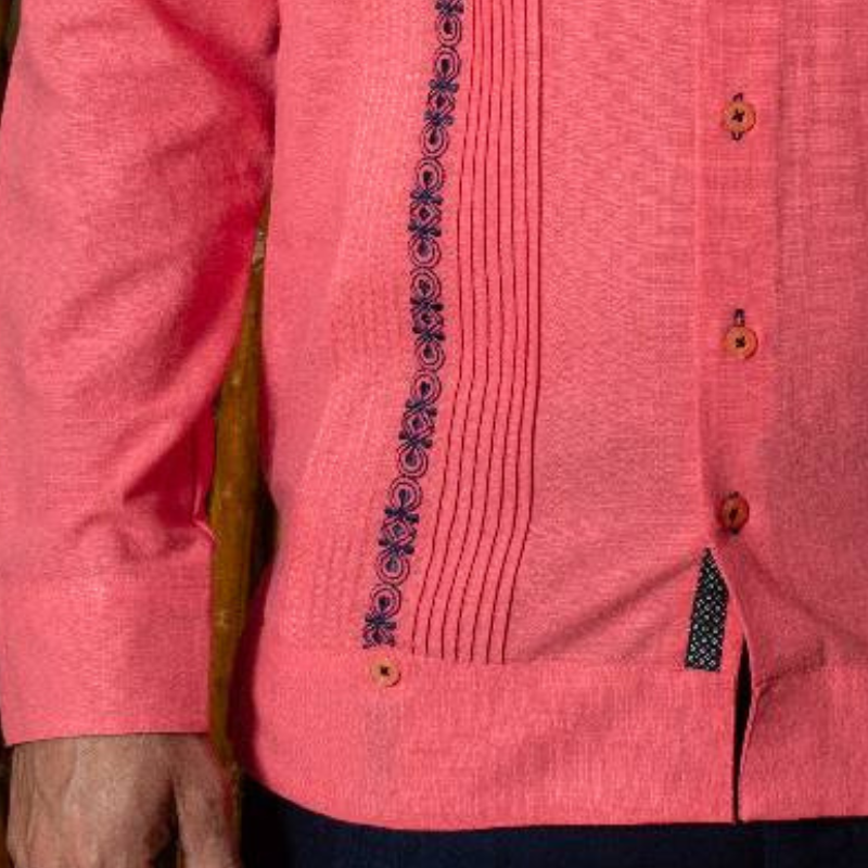 Guayabera rosa coral elegante hecha a mano en Yucatán