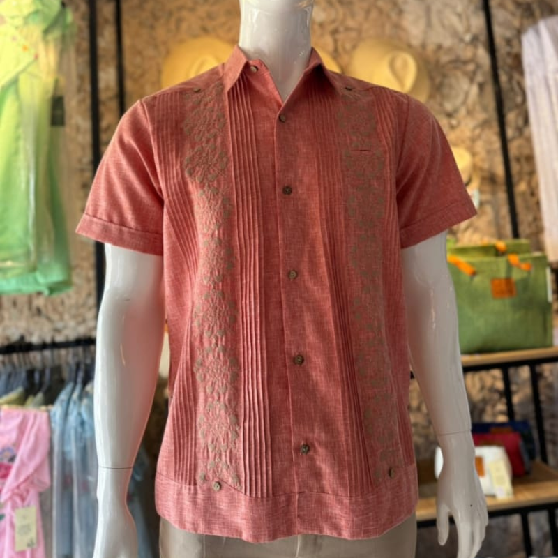 Guayabera rosa coral manga corta con bordado artesanal
