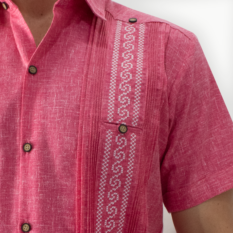 Guayabera rosa hombre combinada con pantalón gris y mocasines