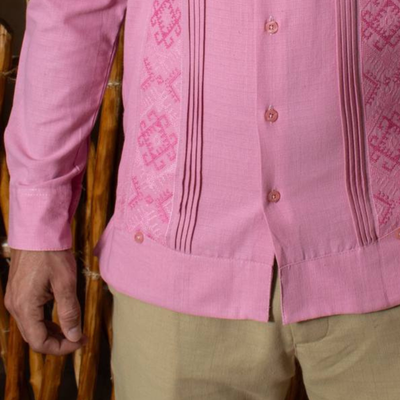 Guayabera rosa pastel elegante confeccionada a mano en Yucatán