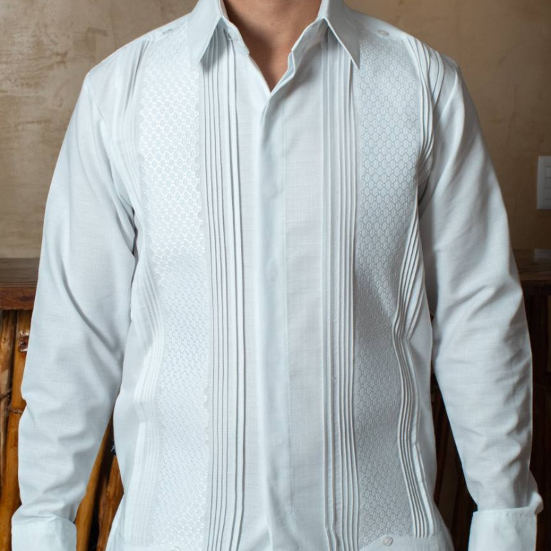 Guayabera típica blanca con bordado artesanal mexicano