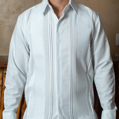 Guayabera típica blanca con bordado artesanal mexicano