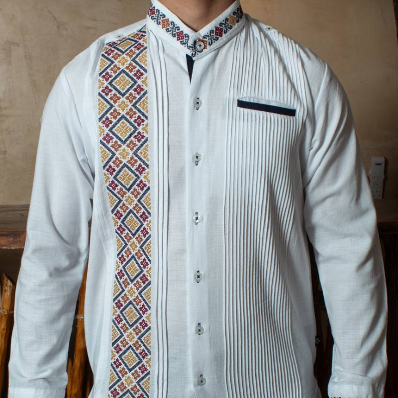 Guayabera típica bordada con diseño artesanal tradicional