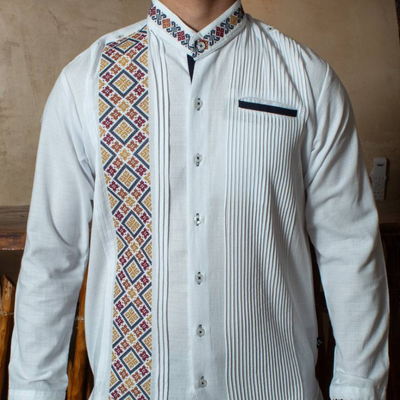 Guayabera típica bordada con diseño artesanal tradicional