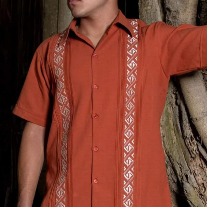 Guayabera terracota bordada artesanal elegante y tropical.