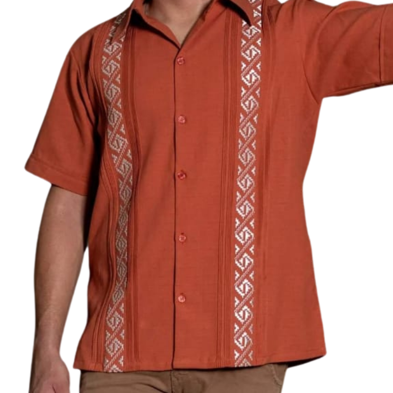 Guayabera terracota bordada hecha a mano en lino y algodón.