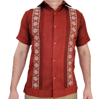Guayabera terracota de manga corta confeccionada en lino y algodón.