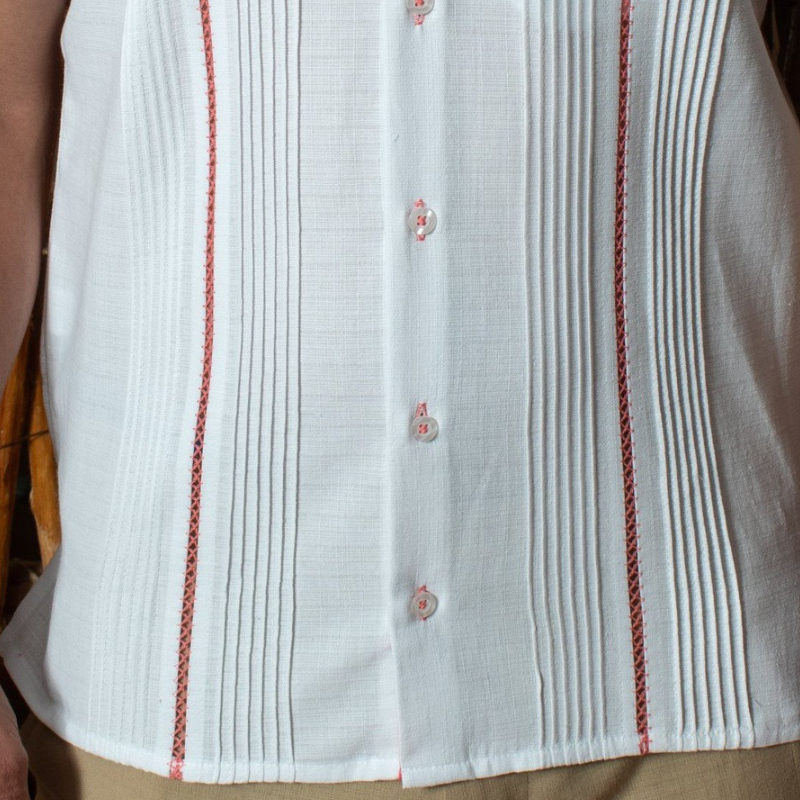 Guayabera tropical de lino con bordado rosa y cuello moderno