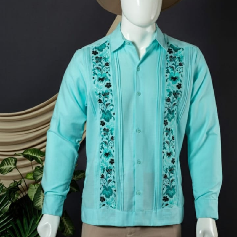 Guayabera verde agua fresca y elegante hecha en Yucatán.