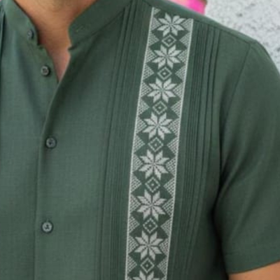 Guayabera verde botella elegante y fresca hecha en Yucatán