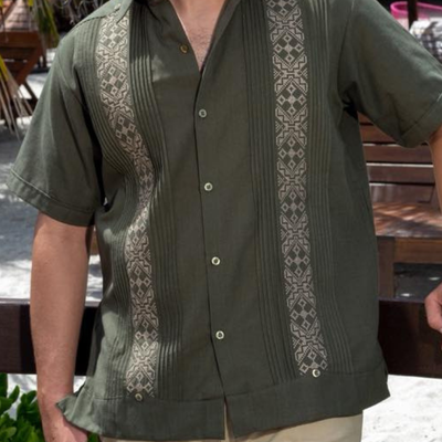 Guayabera verde militar artesanal para hombre de lino y algodón.