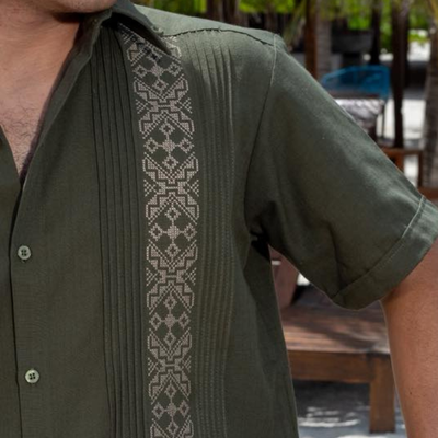 Guayabera verde militar elegante y tropical hecha en Yucatán