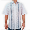 Guayabera yucateca blanca con bordado azul artesanal