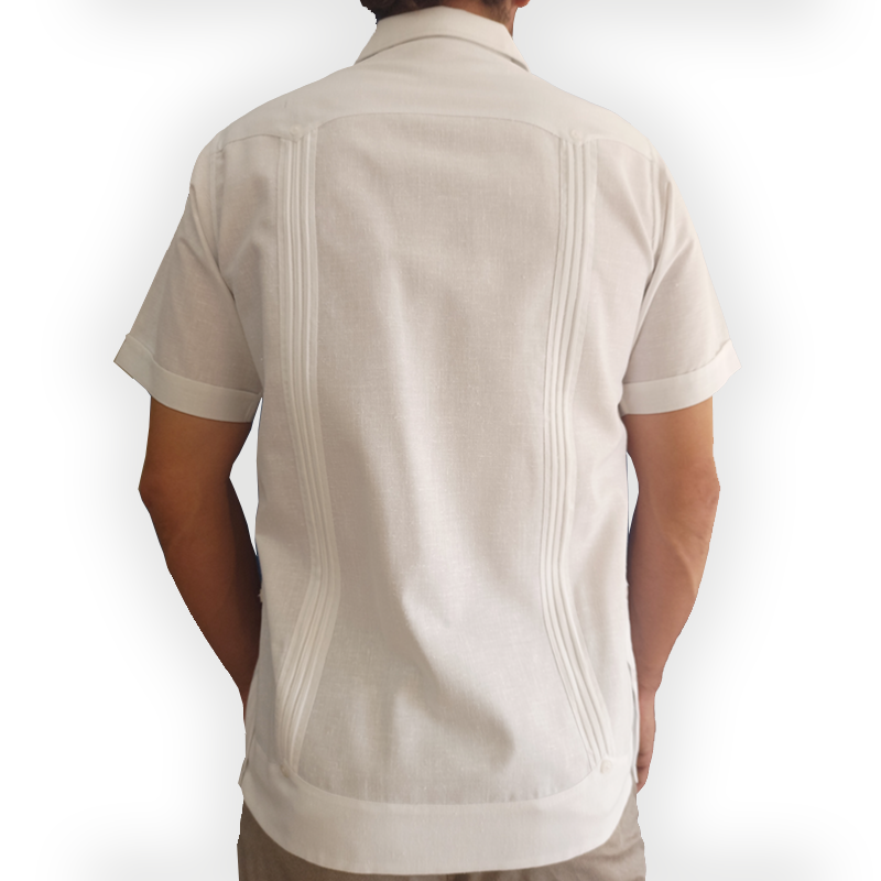 Vista frontal de guayabera cubana tradicional

