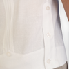 Guayabera yucateca combinada con pantalones claros