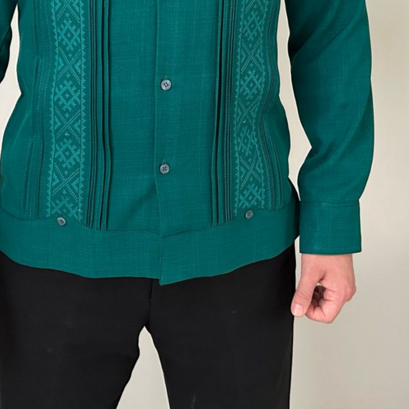 Guayabera yucateca verde elegante y tradicional confeccionada en lino y algodón.