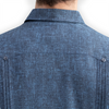Hombre con guayabera azul marino elegante y fresca