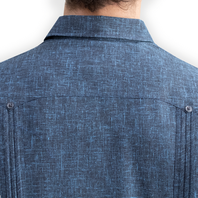 Hombre con guayabera azul marino elegante y fresca