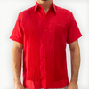Hombre con guayabera color rojo caminando en evento tropical