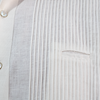 Hombre con guayabera de lino combinada con pantalón negro