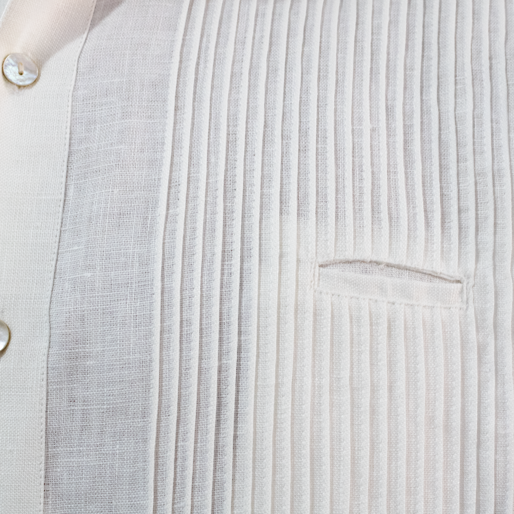 Hombre con guayabera de lino combinada con pantalón negro