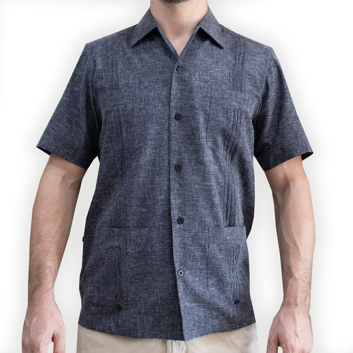 Hombre con guayabera gris oscuro de manga corta en evento formal

