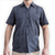 Hombre con guayabera gris oscuro de manga corta en evento formal


