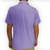 Hombre con guayabera lila casual y elegante
