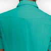 Hombre con guayabera menta en look casual