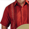 Hombre con guayabera shedrón y pantalones blancos en exterior