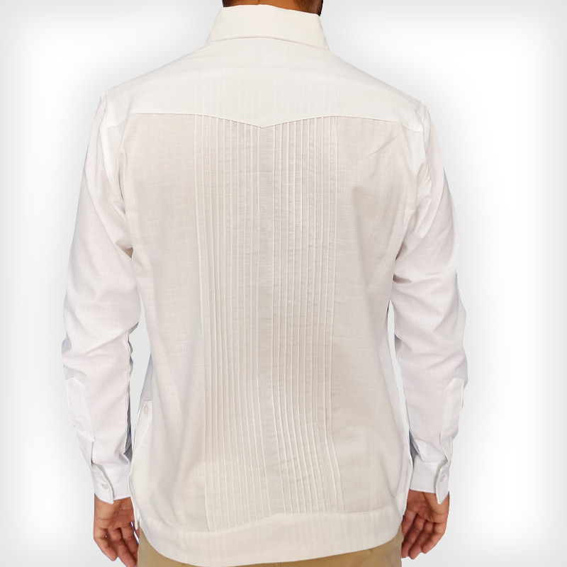 Hombre elegante con guayabera blanca bordada para clima cálido