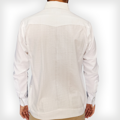 Hombre elegante con guayabera blanca bordada para clima cálido