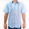Hombre luciendo guayabera azul cielo bordada de manga corta al aire libre