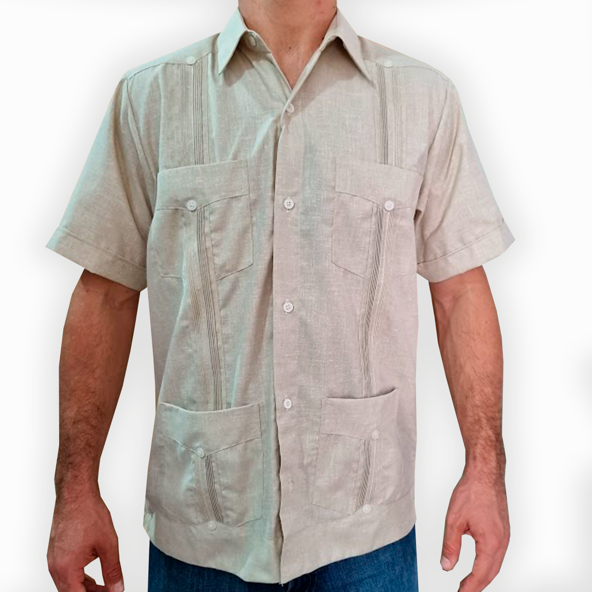 Hombre luciendo guayabera beige estilo cubano en un evento elegante


