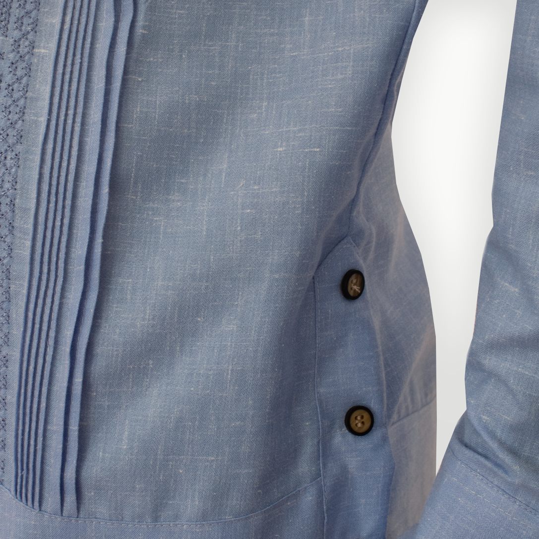 Hombre luciendo guayabera bordada azul estilo caribeño