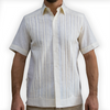 Hombre luciendo guayabera color hueso en evento de día