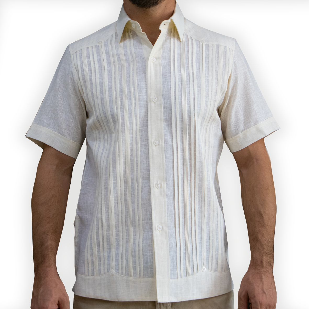 Hombre luciendo guayabera color hueso en evento de día


