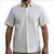 Hombre luciendo guayabera color hueso en evento de día

