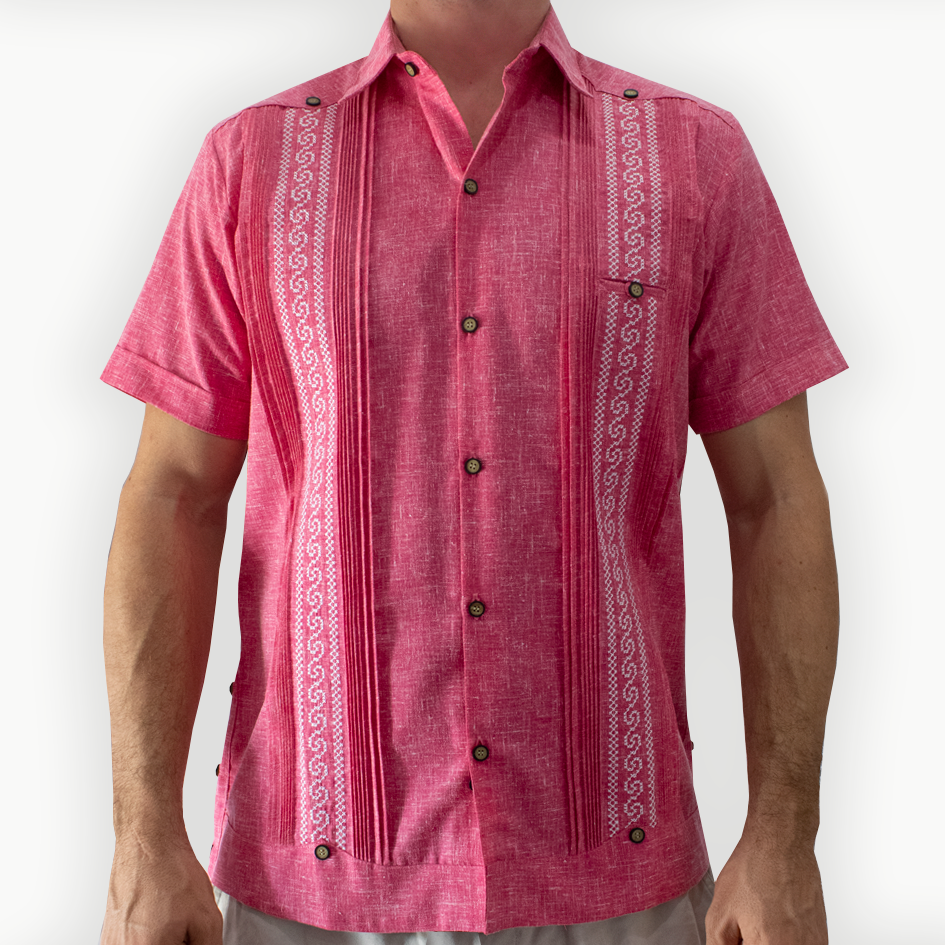 Hombre luciendo guayabera rosa bordada en evento semi-formal

