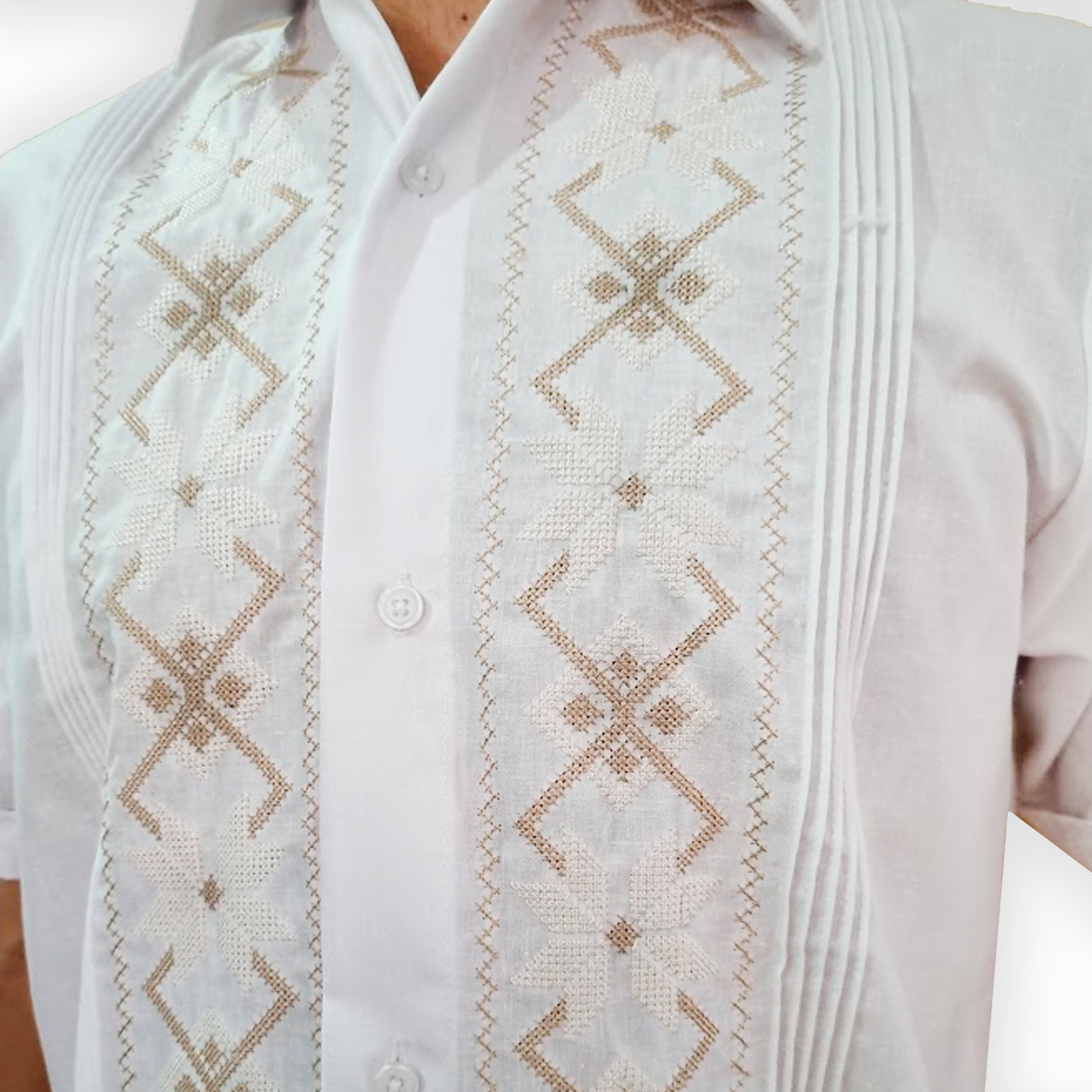 Hombre usando camisa guayabera blanca elegante en evento formal