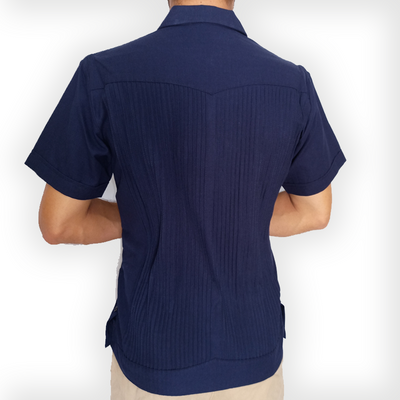 Hombre usando guayabera azul marino estilo casual