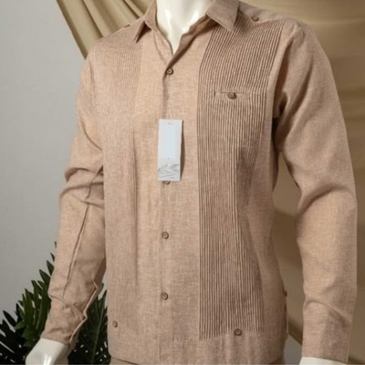 Hombre vistiendo guayabera presidencial beige