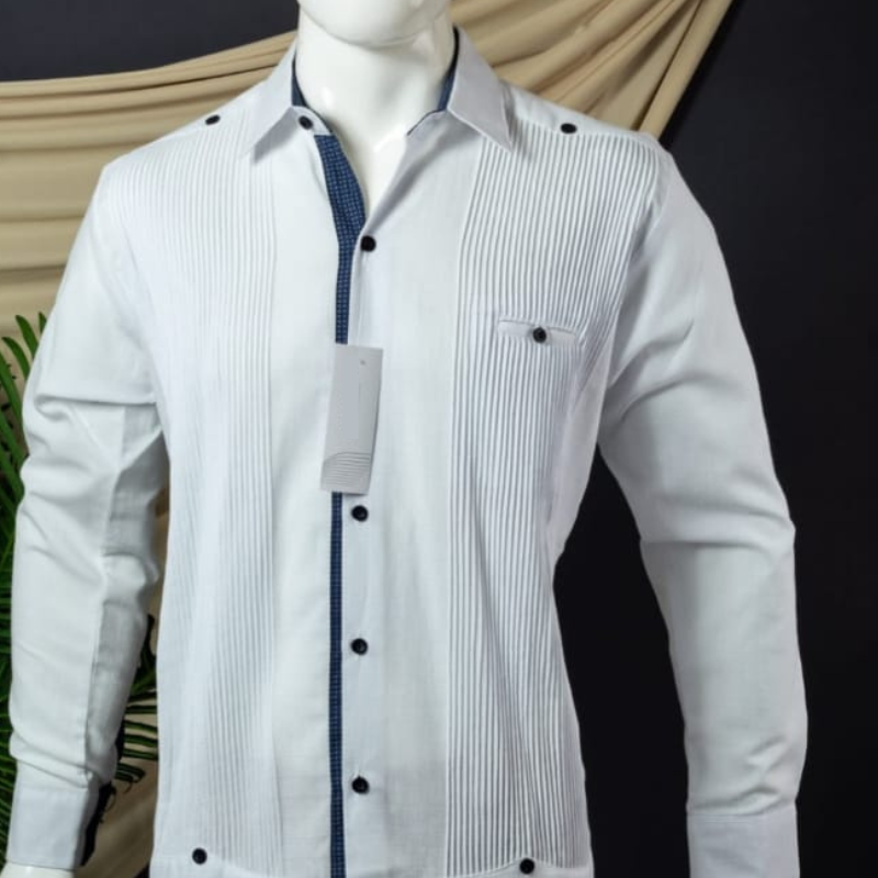 Hombre vistiendo guayabera presidencial combinada blanca con botones negros