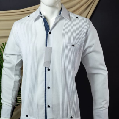 Hombre vistiendo guayabera presidencial combinada blanca con botones negros