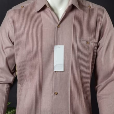 Hombre vistiendo guayabera presidencial palo de rosa en evento tropical