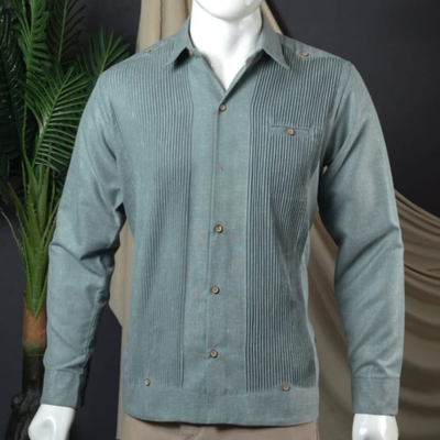 Hombre vistiendo guayabera presidencial verde en boda tropical
